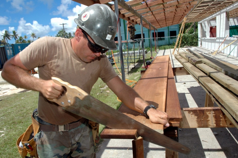 charpentier-LE LUC-min_worker_construction_building_carpenter_male_job_build_helmet-893290